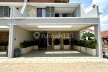 Rumah Mewah Kontemporer 2 Lantai Full Furnished Dalam Cluster Ekslusif Dekat Jalan Raya Gedong Kuning dan Jech