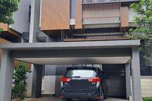 Jual Rugi Paling Murah, Rumah Gaya Tropis Kontemporer Dengan Atic Room Di Greenwich Bsd