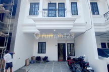 Rumah Classic Modern 2,5 Lt + Rooftop di Komplek Perumahan Tanah Baru, Beji Depok.