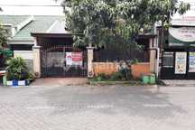 Rumah Bagus Semi Furnished HGB di Rewwin, Sidoarjo