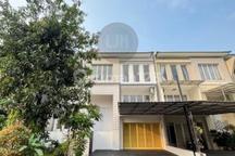 Rumah Grand Wisata 4+1 Kamar Tidur Semi Furnished view taman hanya 300m dari Mall Living World Grand Wisata Bekasi