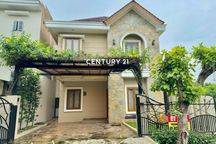 Dijual Rumah Cantik Desain Eropa Klasik  Depan Taman Dekat MRT 