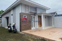 Disewakan Rumah memilik ketenangan khas pedesaan, namun tetap berada di tengah akses perkotaan, dekat SMPN 9 Kota Kediri