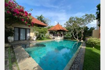 Classic Style Villa Peaceful Atmosphere Near Sidewalk Jimbaran