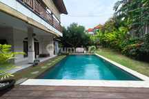 Villa Modern dengan Pemandangan Sawah Dekat La Brisa dan Pantai Canggu