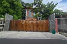 Dijual Rumah Bangunan Baru dengan Perpaduan Desain Modern Klasik di Pusat Kota Solo. Lokasi Dekat Kemana-Mana.