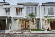 Dijual Rumah Mewah 2 Lantai Fully Furnished Cluster Exclusive Di Kartasura Dekat Colomadu Solo.