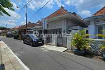 Rumah Classic Pusat Kota Solo, Siap Pakai Di Pasar Kliwon Solo, Bangunan Kokoh Berkualitas Dengan Ceilling Tinggi.