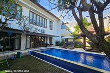 Tropical Villa For Rent in Kuta