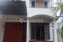 Dikontrakan Rumah 2 Lantai 4 Kamar Tidur di Condongcatur Sleman