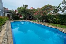 Rumah Bagus di Condet, Jakarta Timur - Ada Taman dan Kolam Renang