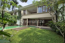 Disewakan Special Rate Rp650juta/Tahun Rumah di Compound Kemang Area, 4 Bedroom & 1 Study Room, Backyard, Negotiable, Asrij