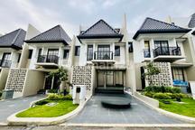 Rumah 3 Lantai dengan Attic Room di Summarecon