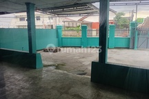 Bangunan Luas Banyak Kamar Parkir Luas Strategis Pinggir Jalan Raya Cocok Untuk Usaha Atau Kantor