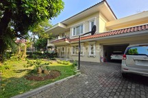 Rumah taman Huk 2 lantai luas 867 m siap huni di Cempaka Bintaro, Pesanggrahan. Jakarta Selatan.