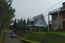 Villa Istana Bunga Lembang Bandung, Lantai Sama Furniture Yg Permanen, Teras Pake Kayu Besi Ada Galary Boneka Barbie Nya.