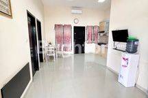 RUMAH FULL FURNISHED CANTIK DAN NYAMAN SIAP PAKAI DI DALAM KOMPLEK CLUSTER