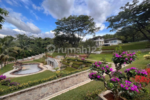 Rumah Mewah Sudah Dilengkapi Home Theatre Pribadi,Kolam Renang Pribadi,Kolam Ikan dan Taman yang Sangat Luas di Sentul City Bogor.