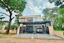 Rumah Mewah 3 Lantai dengan Rooftop & Backyard Luas Sentul City