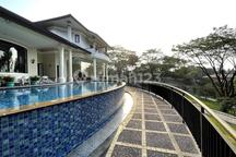 Rumah Mewah Sudah Dilengkapi Home Theatre Pribadi,Kolam Renang Pribadi,Kolam Ikan dan Taman yang Sangat Luas di Sentul City Bogor.