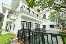 Rumah Mewah Luas Depan Green Area Halaman Luas dengan Kolam Renang Posisi Hook di Sentul City Bogor