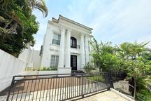 Hunian Premium 2 Lantai Furnish & Pool dengan View Pegunungan