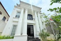 Rumah Classic dengan Kolam Renang dan View Pegunungan di Sentul City