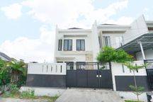 Rumah Halaman Luas Free Renov dekat Mall dan Tol di Jakbar Ready Furnished J19654