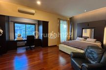 Rumah Hook Luas 400An Ada Taman Luas Carport bisa 3 Mbl Kt Besar2