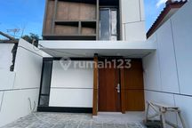 Rumah Mewah 2 Lantai di Beji Dekat Toll Kukusan