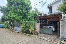 Rumah 2 lantai yang berlokasi di Mega Cinere dengan row jalan lebar 2 mobil.