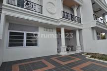 Rumah Gaya Klasik Eropa Komplek Megapolitan Cinere