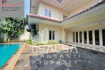 Disewakan Cepat Rumah Cantik Semi Furnish Harga Rp.1.3 M Lokasi Strategis Area Menteng Jakarta Pusat