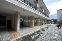 Rumah di Tebet Dalam Komplek Cluster Townhouse, Akses Jalan 2 Mobil