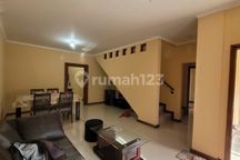 Rumah 3 Lantai Bagus di Sayap Riau, Bandung