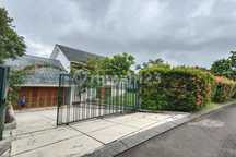 Rumah Villa Halaman Luas Posisi Hook Belakang Green Area