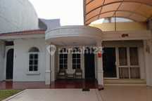 Rumah Standard 1 Lantai Cocok untuk Usaha Lokasi Strategis Lebar 10 Meter Luas 324 Meter Dijalan Raya Kelapa Gading