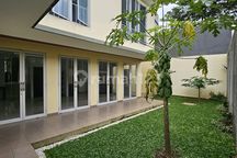 Rumah Siap Huni! Menghadap Taman di Komplek Ter-Elit Cinere!