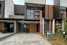 Rumah cantik 2 LT uk 8x20 di Suvarna Sutera Y00173