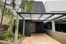 Rumah Modern Dengan Desain Arsitektur Andra Martin