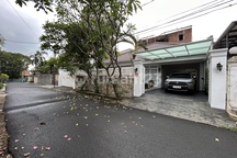 Rumah di Dalam Komplek Taman Jepang, Tebet, Nyaman dan Asri