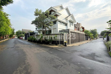 Rumah Mewah Dalam Komplek Hadap Taman