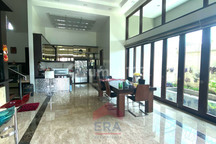 Rumah Mewah Fully-Furnished dengan Kolam Renang dan Taman di Dr. Ismail