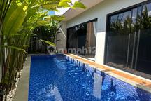 Villa Modern Tropis 3 Lantai Jimbaran Bawah