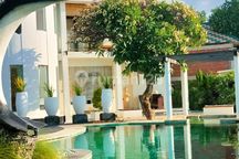 Beautiful White Villa Beachfront 4000M² With Pool Singaraja Bali
