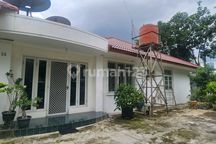 Rumah Tua Masih ******** Terletak di Segitiga Emas Jakarta Selatan bisa Dibangun 4 Lantai . bisa Komersil. ******** Kost2n . Lapangan Olah Raga. Lokasi Sgt Strategis Dekat Pusat Perkantoran SHM