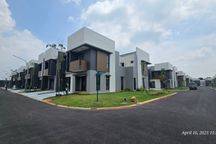 Rumah Selangkah Ke Club House Regia, Summarecon Crown Gading