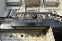 Tinggal Bawa Koper! Rumah Mewah 3.5 Lt Desain European Style