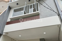 Jarang Ada! Rumah Baru 4.5X15 Modern Tropis Super Strategis Duri Kepa, Jakarta Barat