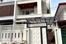 Rumah Mewah 3.5Lt dengan Lift Strategis Puri Indah Jakarta Barat
